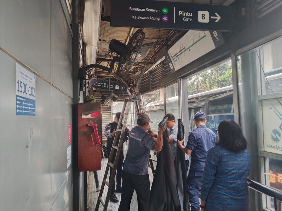 Halte Transjakarta Tebet Eco Park Rusak Ditabrak Truk