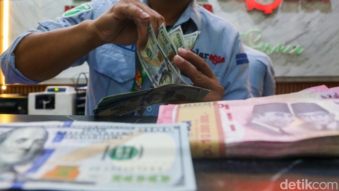 Bank Mulai Jual Dolar AS di Atas Rp 18.000, Rupiah Kembali Tertekan