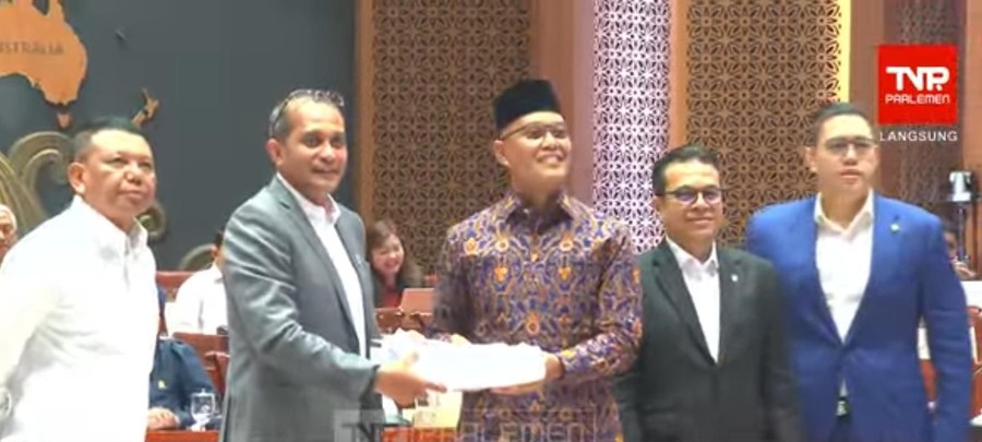 Komisi I DPR Serahkan DIM RUU Keamanan dan Ketahanan Siber ke Pemerintah