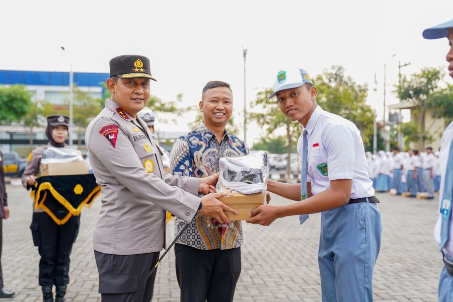 Kapolda Jateng Bagikan 1.000 Pasang Sepatu Gratis ke Pelajar di Sukoharjo