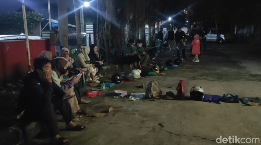 Sukabumi — Demi Kursi Sekolah Dasar, Orang Tua Rela Bertaruh Dinginnya Subuh
