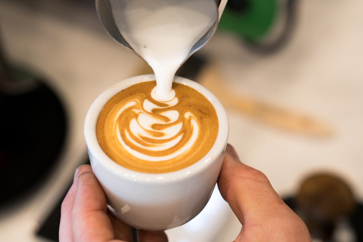 Latte Art: Seni Menuang Susu di Atas Espresso yang Mengubah Secangkir Kopi Menjadi Mahakarya