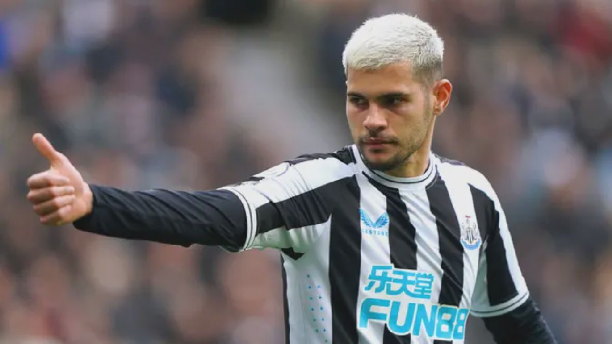 Newcastle United Salip Liverpool Setelah Kalahkan Wolves 2-1