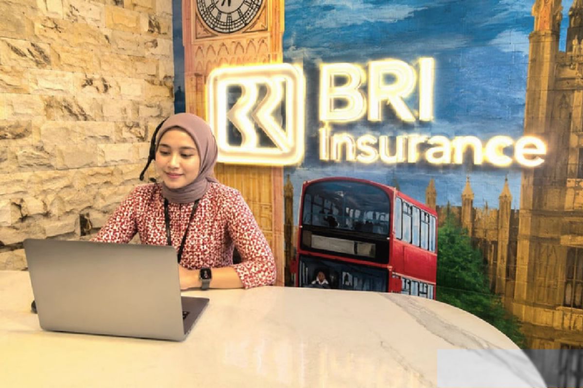 BRI Insurance Serahkan Klaim Asuransi Alat Berat Rp322 Juta di Pangkal Pinang
