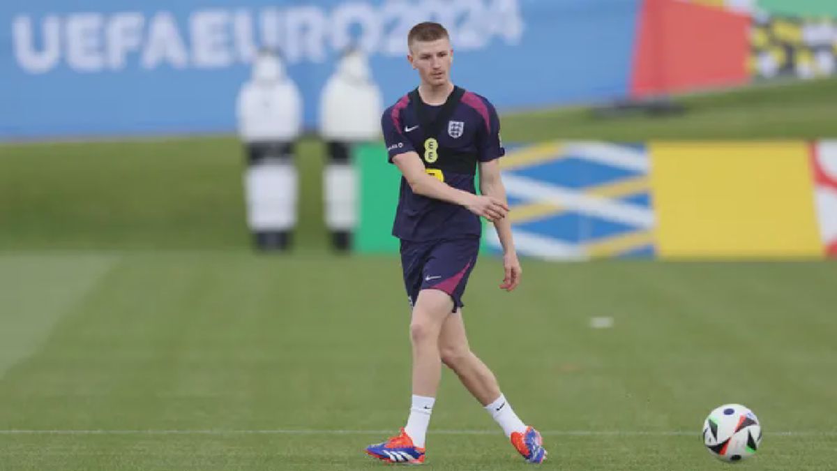 Adam Wharton Tantang Jurnalis Main Darts di Konferensi Pers Euro 2024