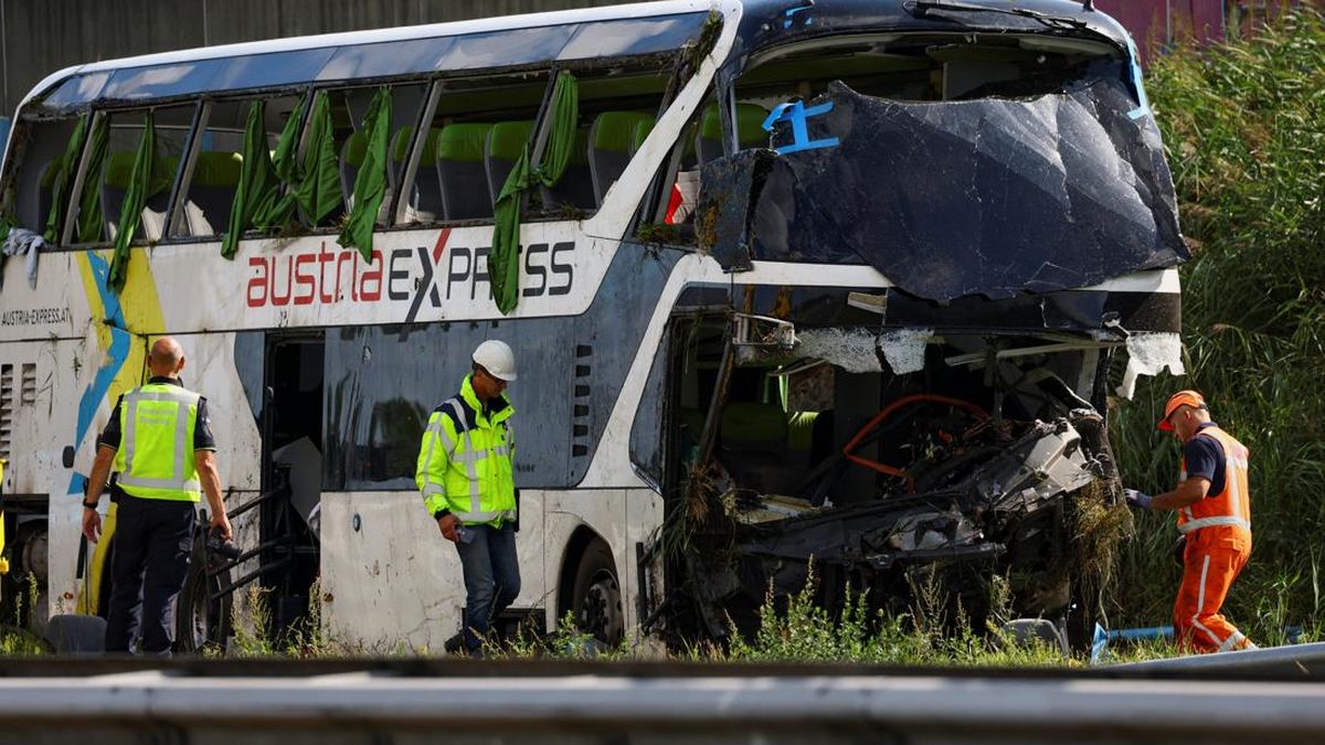 Horor! Bus Bawa 50 Siswa Ringsek Usai Tabrakan di Tol-Puing Berserakan